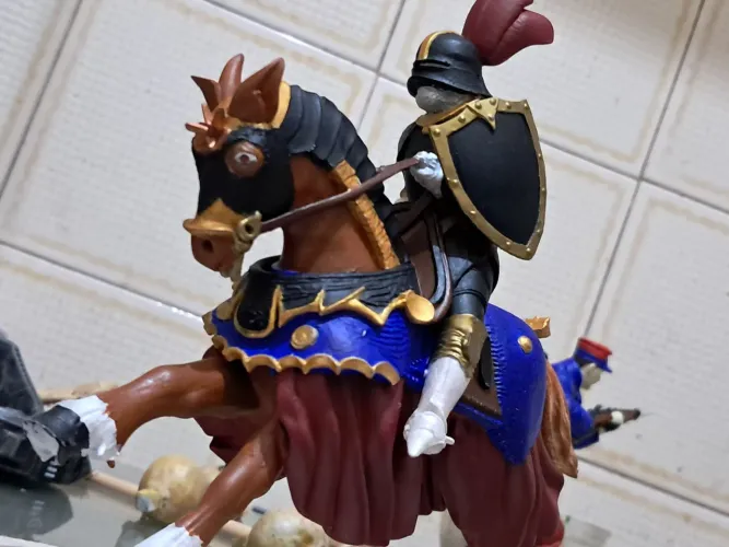 Action figure  cavaleiro medieval de resina rígida pintado à mão  .