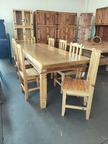 ?Mesa grande rústica com 8 cadeiras de madeira ?