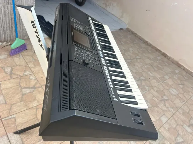 Teclado YAMAHA PSR S750. Em perfeito estado. Com algumasarvas de uso (arranhões na carcaça