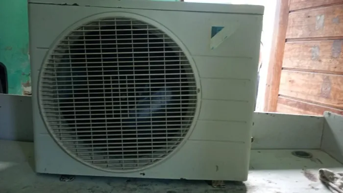 Vendo condensadora de 12 mil BTUs 