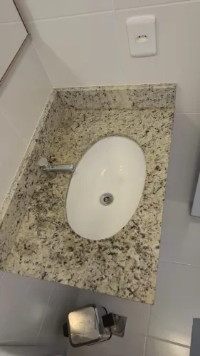 bancada de banheiro em Granito Branco Dallas com cuba torneira e cifão