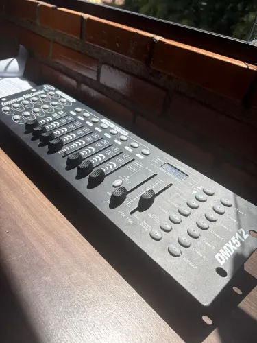 Mesa Controladora luz DMX 512 Showtech ST-512 - 192 Canais (Apenas o Aparelho)