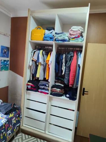 Vendo guarda roupa sem a porta MDF com avaria faço barato só 200 reais