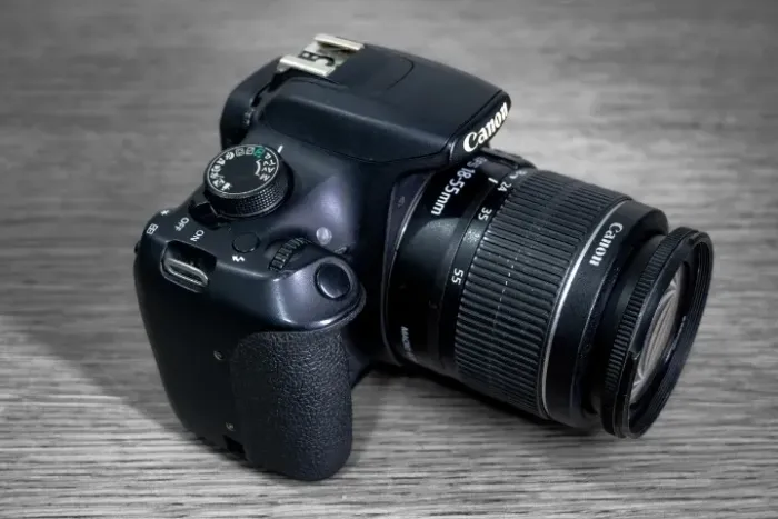 Camera DSLR Canon EOS Rebel T5 + Lente 18-55mm III Apenas 3.700 Cliques C1136