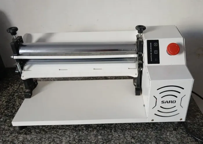 Cilindradeira elétrica para massas.