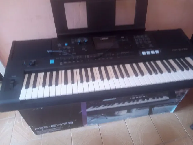 Teclado YAMARA PSR E-473 novo