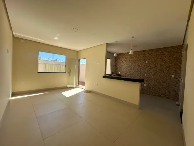 Casa à venda no bairro Jardim Primavera com lote de 180 m²