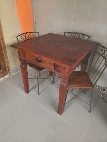 Mesa de madeira maciça