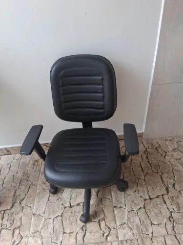 Cadeira de Escritório Ergonômica Preta com Regulagem de Altura | Usado e Conservado