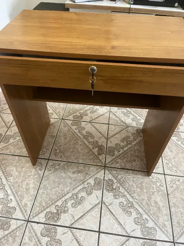 Vendo mesa de escritório com gaveta
