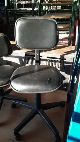 Cadeira escritório base relax pistão hidraúlico rodinha mais com pequeno detalhe no corvim