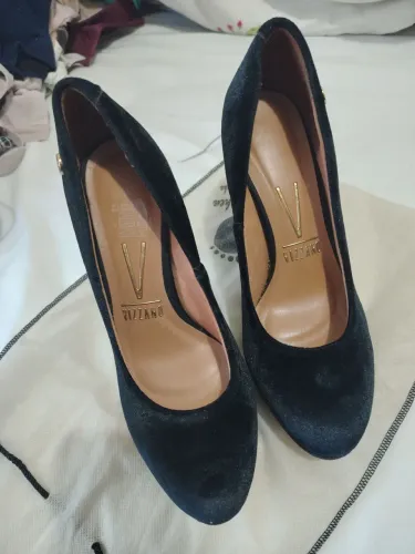 Sapato preto de salto fino aveludado marca Vizzano
