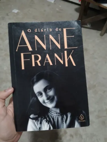 Vende-se livros e mangás de segunda mão.