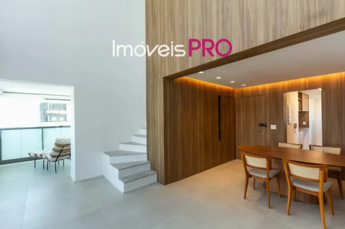 Esplêndido duplex com duas suites em Moema fora de rota.