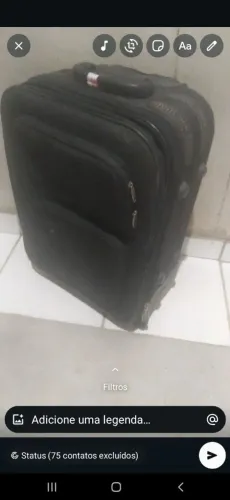 Vende se uma.mala preta com rodinhas.