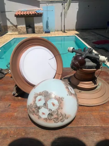 Vendo par de luminárias/lustres antigos no estilo Rio Antigo / Colonial / Vintage, peças d
