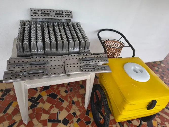 Carrinho de picolé usado e kit completo de formas com extratores e alinhador de picolé