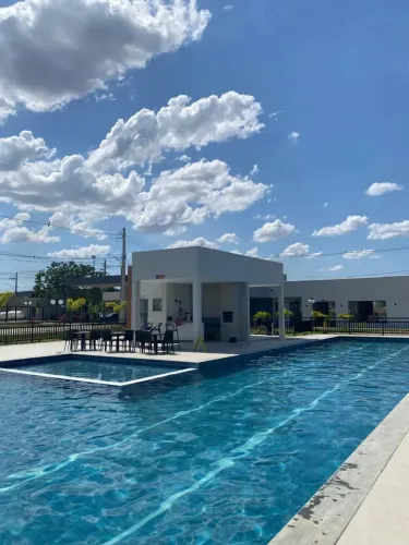 APARTAMENTO COM 2 QUARTOS SENDO UMA SUÍTE E QUINTAL