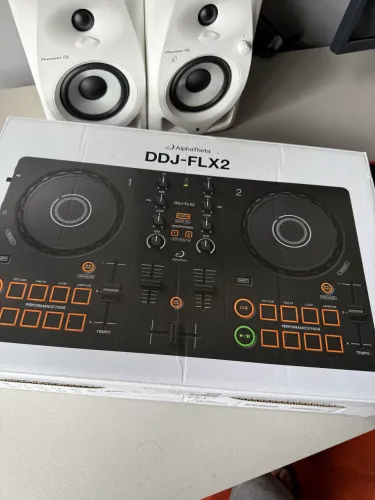 Controlador de DJ Alpha Theta DDJ-Flx2