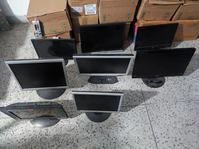 8 monitores com defeito