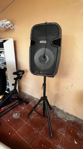 Caixa de som amplificada e mesa de som compacta