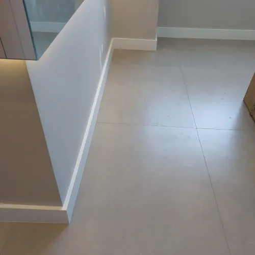 Rodapé de poliestireno 10cm na promoção incluso todo material