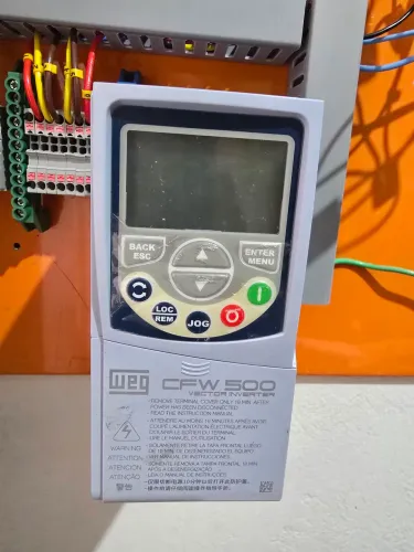 Inversor de Frequência WEG CFW500 0,5 CV 220V - 2,6A - Seminovo