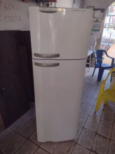 Geladeira Eletrolux duplex 260 litros