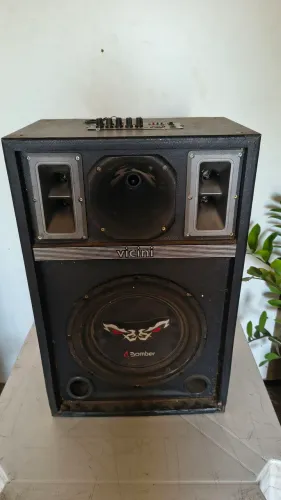 Vendo caixa de som com mini potência e um sub 1 corneta e 2 Twister