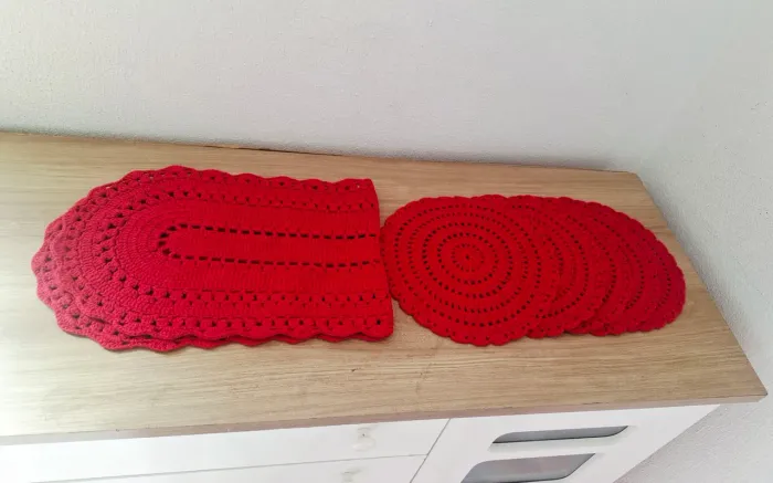 Caminho de Mesa e 5 Souplast em Crochê