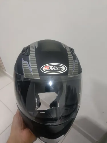 Capacete semi-novo usado pouquíssimas vezes