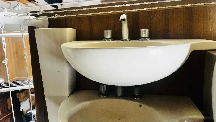 Par de Lavatórios Vintage Retrô em Louça com Torneiras Cromadas - Peças Antigas