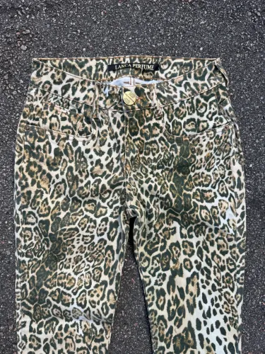 Calça jeans lança perfume