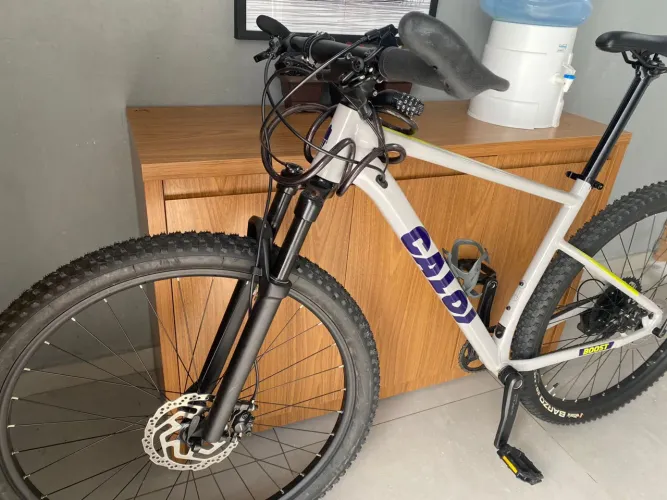 Bicicleta semi nova 