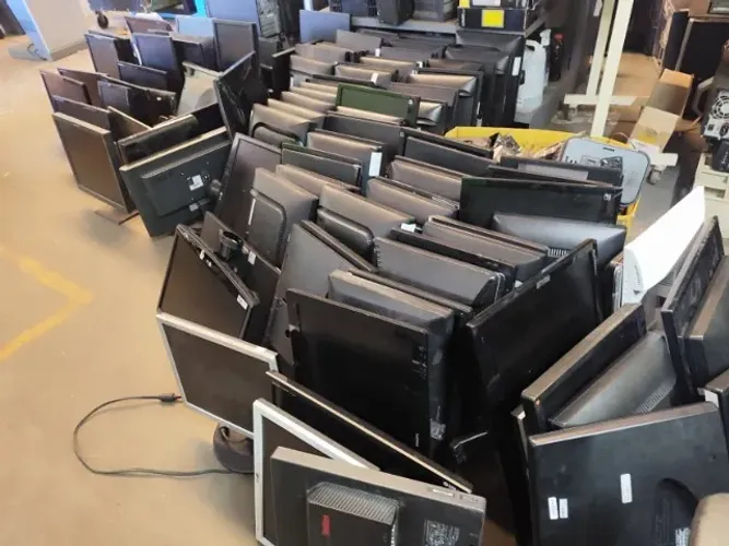 VENDO LOTE DE MONITOR 130 PEÇAS