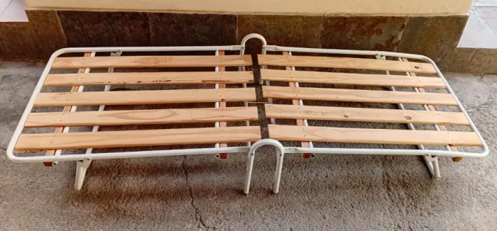 Cama Dobrável de Ferro com Estrado de Madeira - Prática e Conservada!