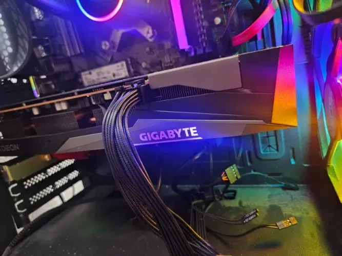 Placa De Vídeo Gigabyte AMD Radeon RX 7600 Gaming OC 8GB
