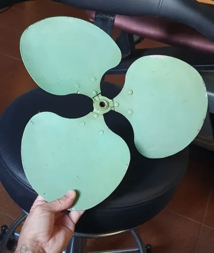 Hélice de ventilador antigo, provavelmente seja de um Faet.