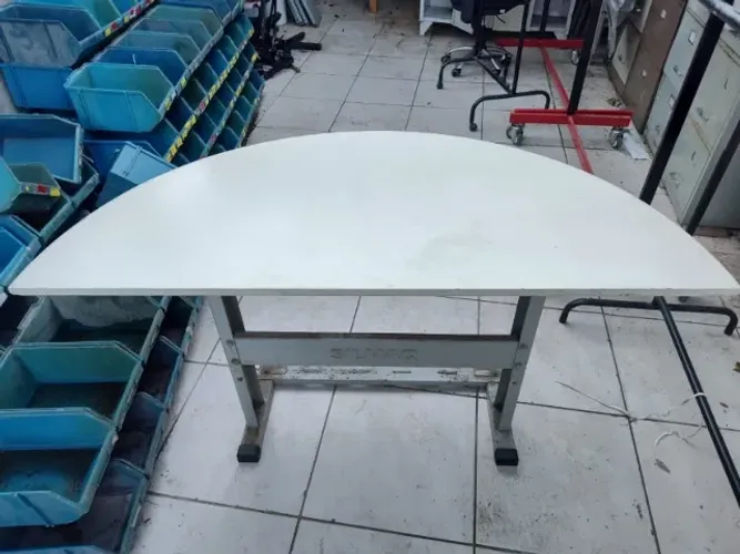 Mesa de Escritório - Meio Lua - Base de Ferro