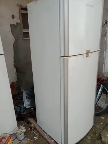 VENDO GELADEIRA FUNCIONANDO PERFEITAMENTE!