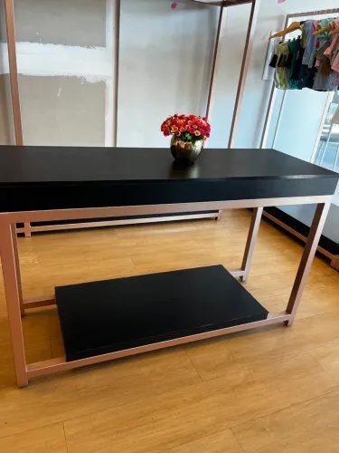 Mesa de loja ou pode ser aparador