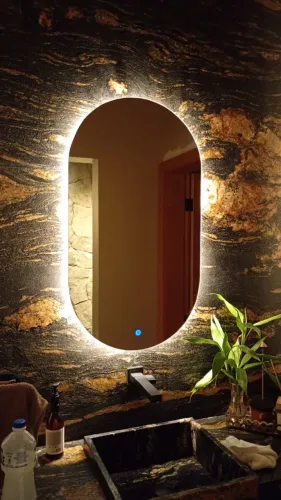 Espelho oval com iluminação 900x500