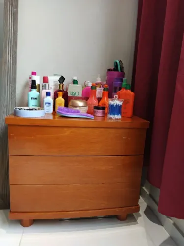 Mesa de cabeceira com gavetas