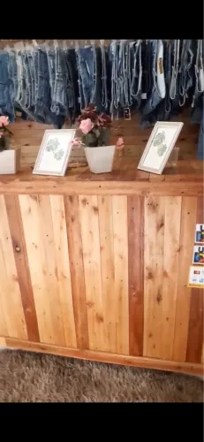 Um balcão ,um nincho grande com arara, um nincho médio e quatro manequins 