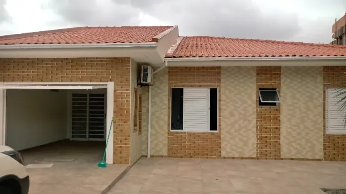 CASA FAMILIAR, CARIANOS, FLORIPA, 04 QUARTOS