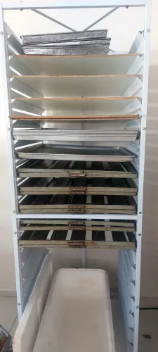 Vende se esqueleto para padaria com telas ou sem telas