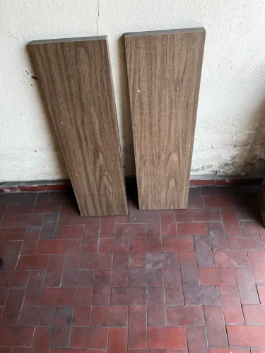 Prateleiras de madeira