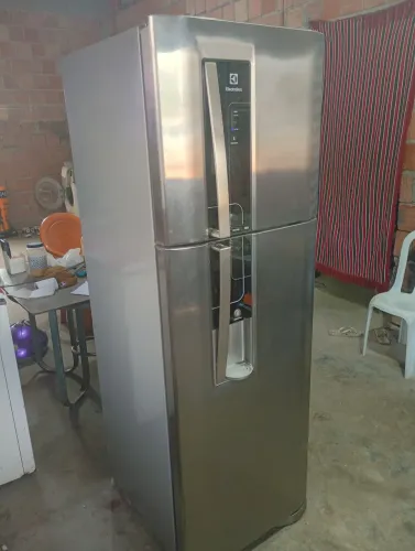 Geladeira fria free Eletrolux 380 litros top gelando muito