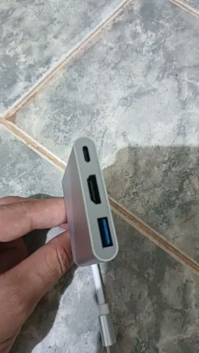 Adaptador Hub USB-C com HDMI + USB 3.0 + USB-C