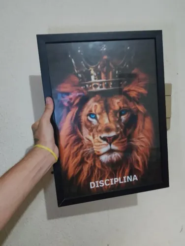 Quadro Decorativo Leão com Coroa - Disciplina | Moldura Preta com Vidro